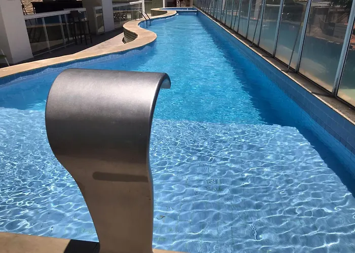 com piscina e excelente localização